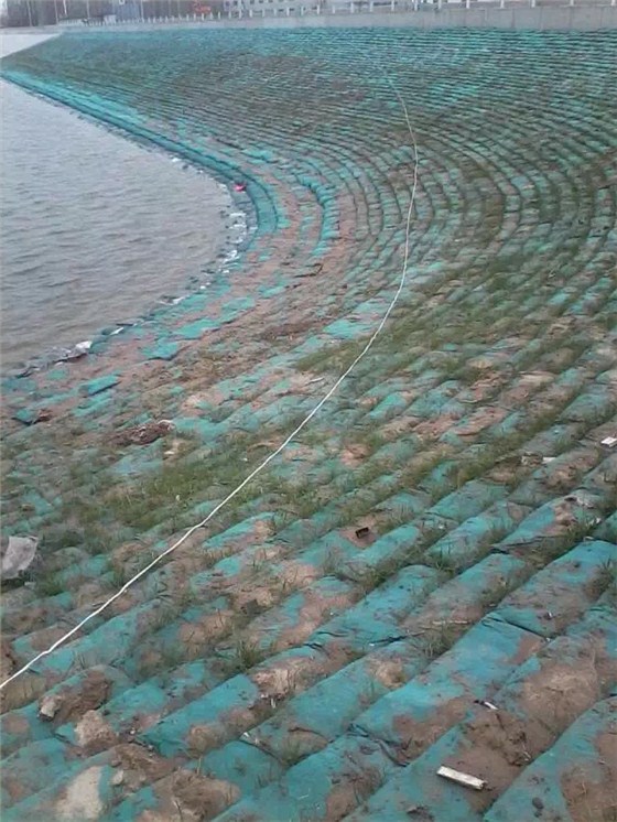人工湖